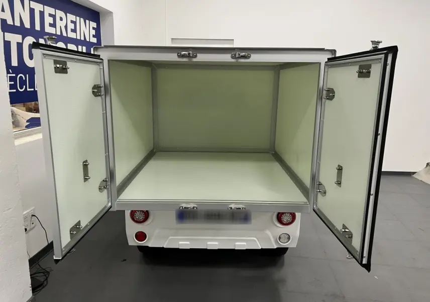 Vue arrière du Liberty L7e H2 Cargo blanc 2025 avec portes ouvertes et espace de chargement vide.