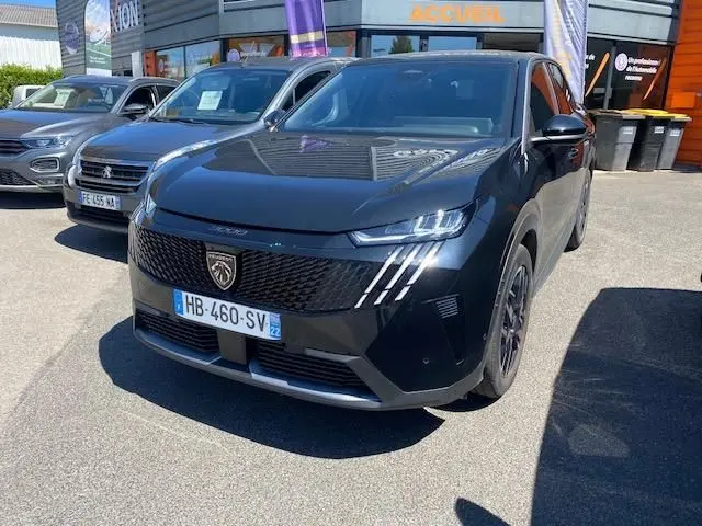 Peugeot 3008 2024 noir en 3/4 avant droit, avec calandre noire et feux LED distinctifs à trois griffes verticales.