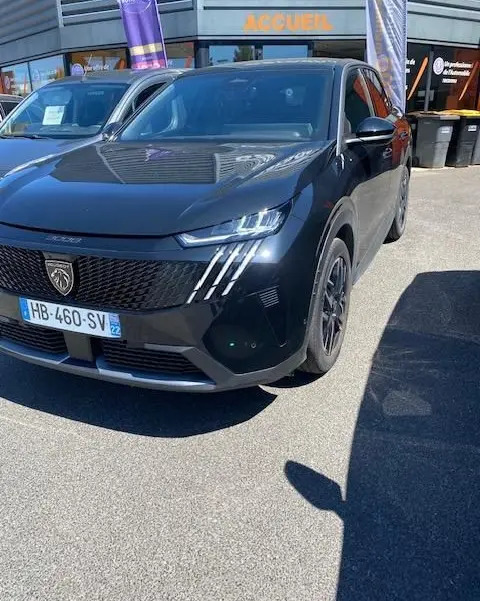 Peugeot 3008 2024 noir vue 3/4 avant droit, avec phares LED distinctifs et calandre noire brillante.