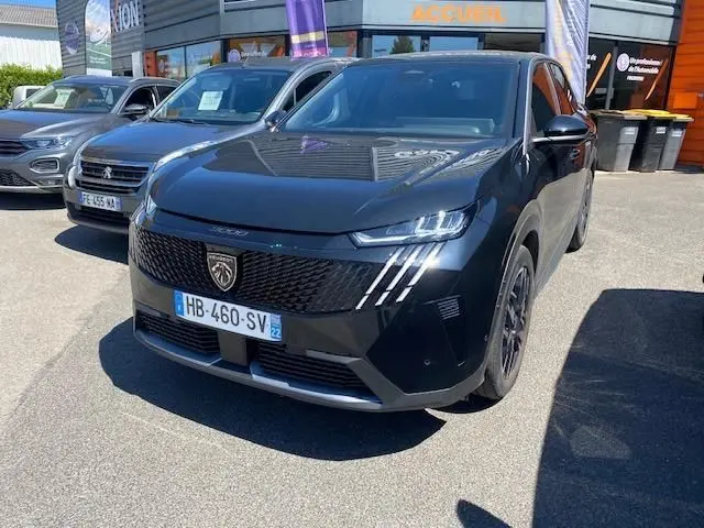 Peugeot 3008 1.2 Hybrid noir en 3/4 avant droit, avec signature lumineuse LED distinctive et calandre noire brillante.