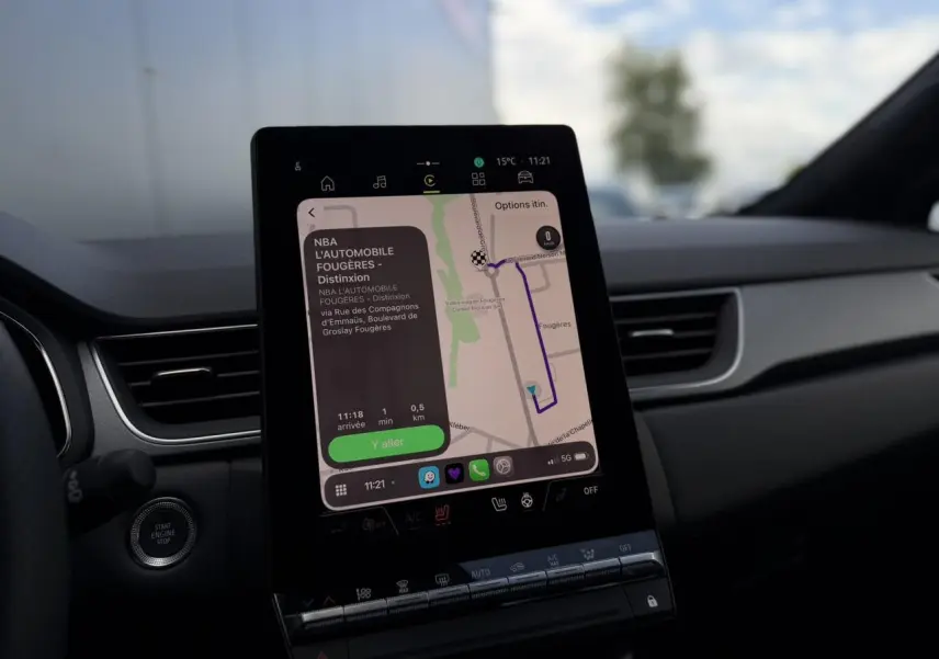 Vue intérieure du tableau de bord du Renault Captur 2026 avec écran tactile de navigation et commandes climatisation.