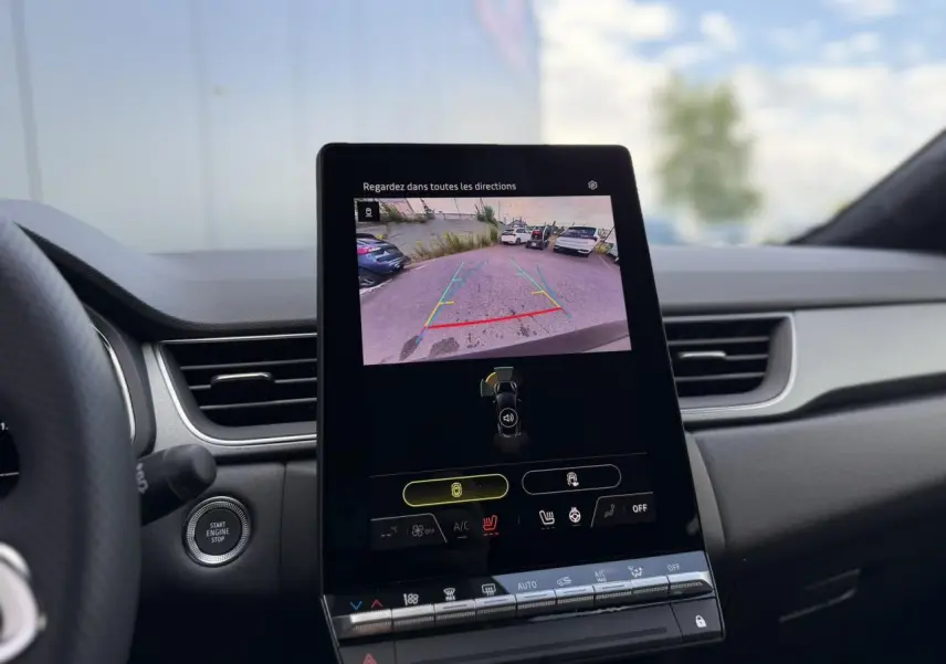 Vue intérieure du tableau de bord du Renault Captur 2026, écran tactile affichant la caméra de recul.