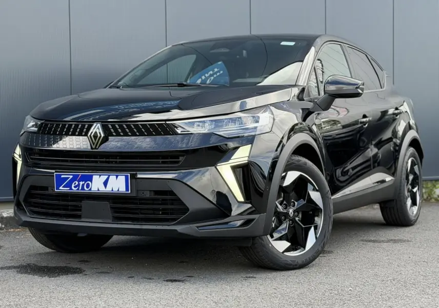 Renault Captur 2026 noir étoile en 3/4 avant droit, avec jantes aluminium noires et éclairage LED distinctif.