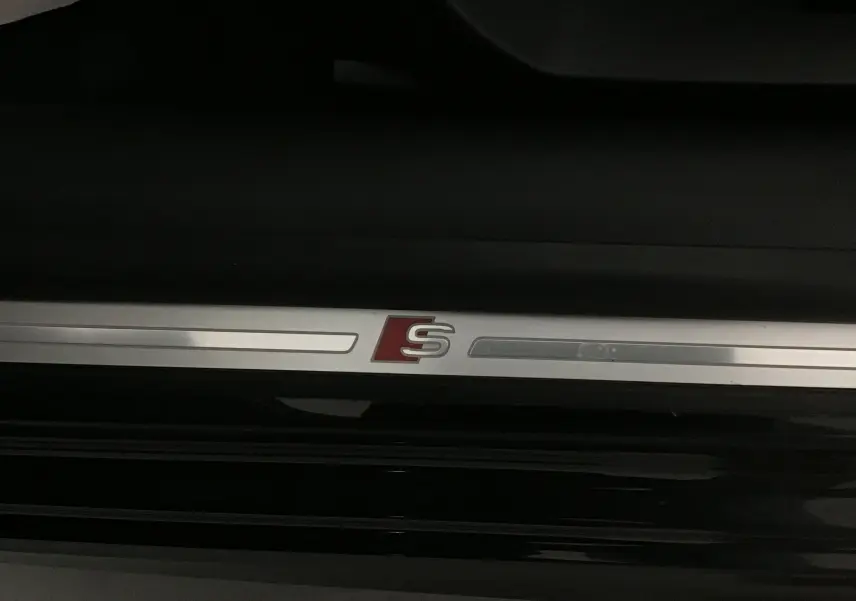 Seuil de porte avec logo S rouge sur Audi A3 Cabriolet noir, détail intérieur côté gauche.