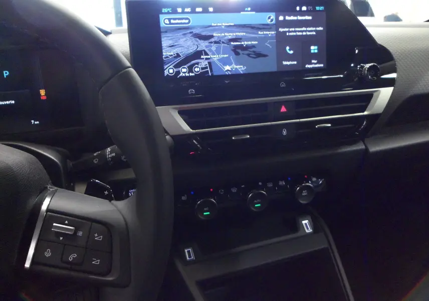 Vue intérieure du tableau de bord et volant du Citroën C4 Hybride 136 e-DCS6 Max 2025 en noir Perla, avec écran tactile et commandes.