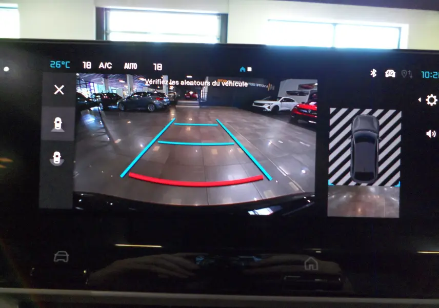 Écran de caméra de recul du Citroën C4 Hybride 136 e-DCS6 Max noir Perla montrant l'arrière et l'aide au stationnement.