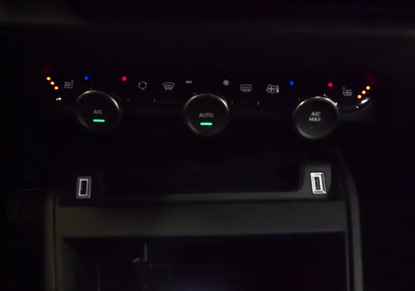 Gros plan sur la console centrale du Citroën C4 Hybride 136 e-DCS6 Max 2025, avec commandes climatisation et ports USB.
