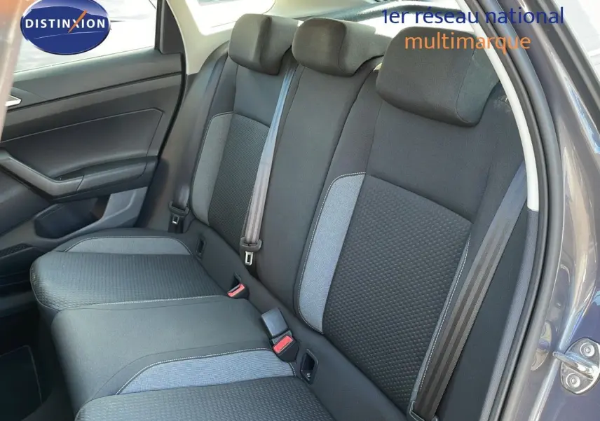 Vue intérieure du siège arrière côté droit du Volkswagen Taigo gris cendre avec ceinture de sécurité et garniture tissu noir et gris.