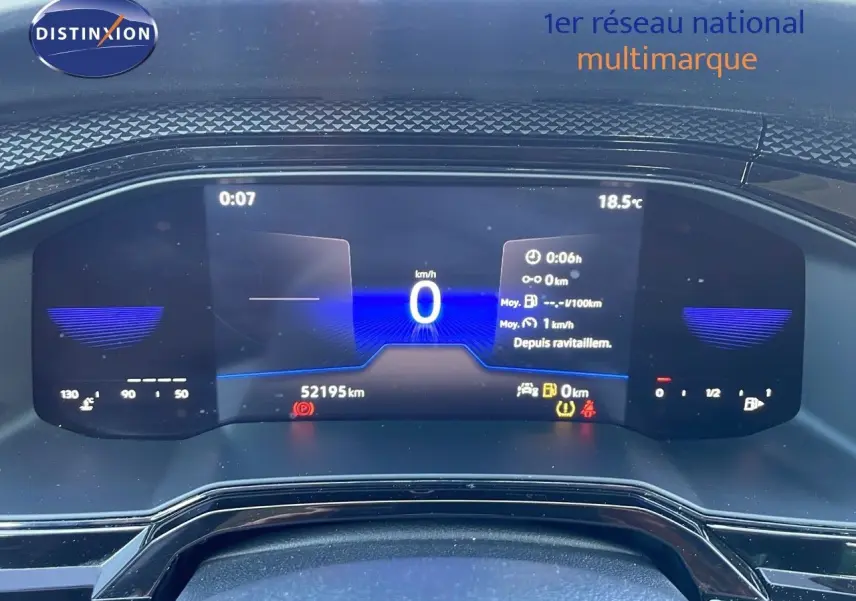 Tableau de bord numérique du Volkswagen Taigo 2022 affichant 52195 km, vitesse zéro et température extérieure 18,5°C.