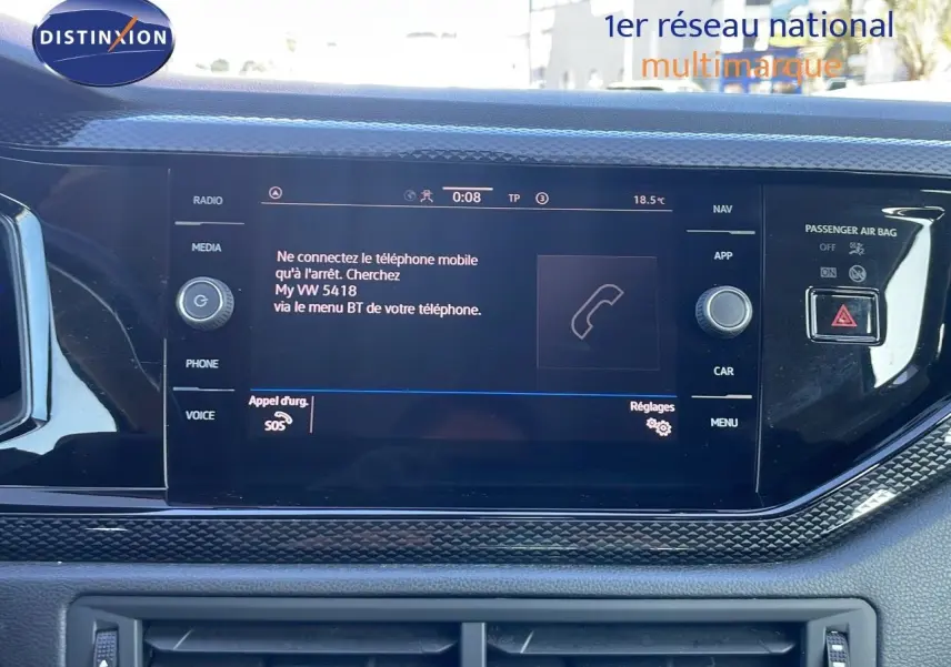 Écran tactile central du tableau de bord du Volkswagen Taigo gris cendre, affichant les options de connexion Bluetooth.