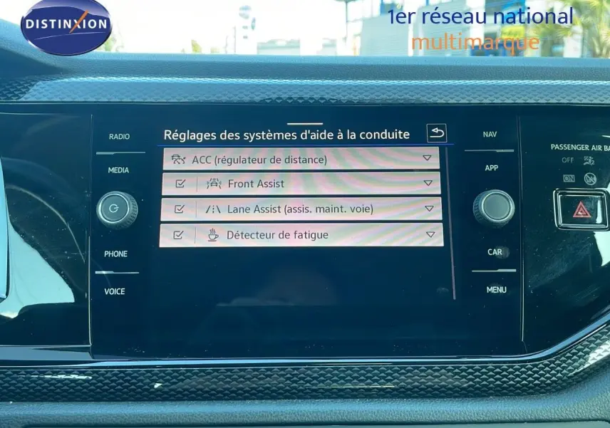 Écran tactile central du Volkswagen Taigo gris cendre 2022 montrant les réglages d'aide à la conduite.