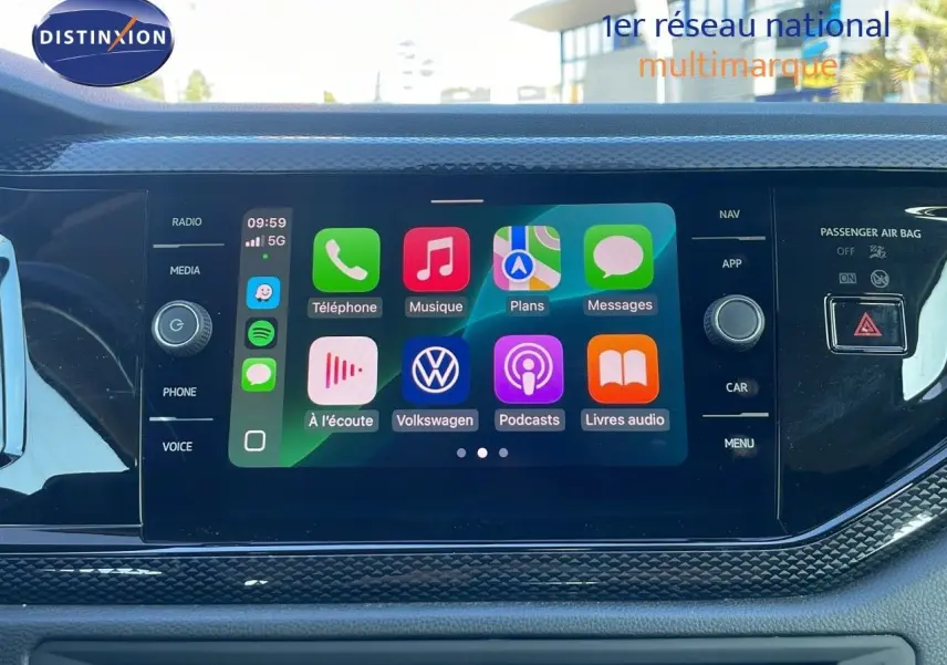 Écran tactile central du tableau de bord du Volkswagen Taigo gris cendre 2022 avec interface Apple CarPlay affichée.
