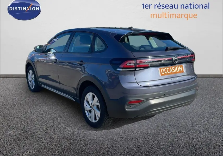 Volkswagen Taigo gris cendre vu en 3/4 arrière droit, mettant en valeur son design compact et ses feux arrière LED.