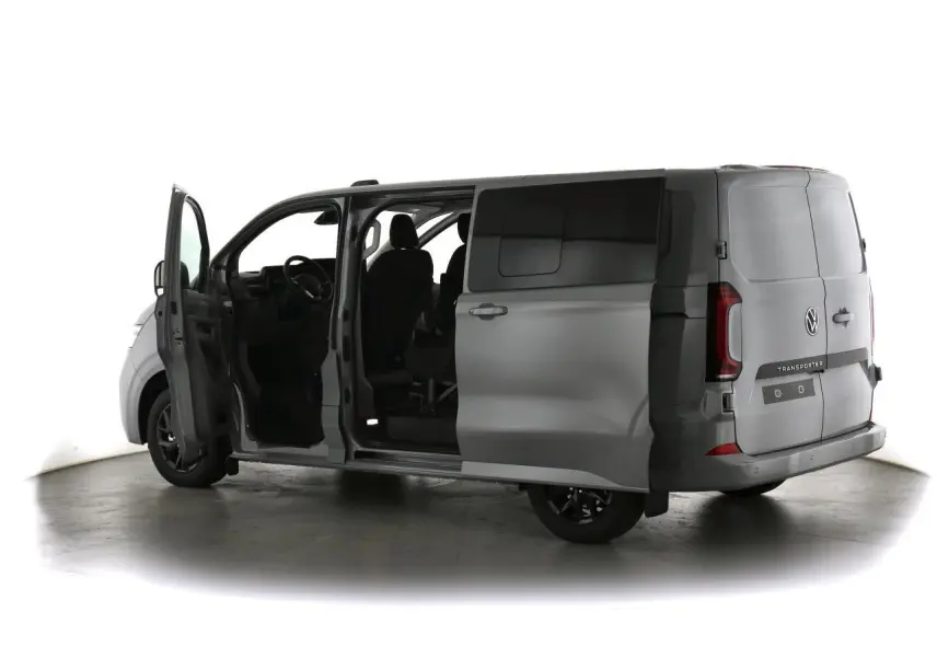 Vue 3/4 arrière droite du Volkswagen Transporter gris Stone 2025 avec portes avant et latérale gauche ouvertes.