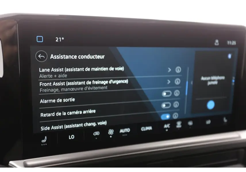 Écran tactile intérieur du Volkswagen Transporter T7 affichant les options d'assistance conducteur.