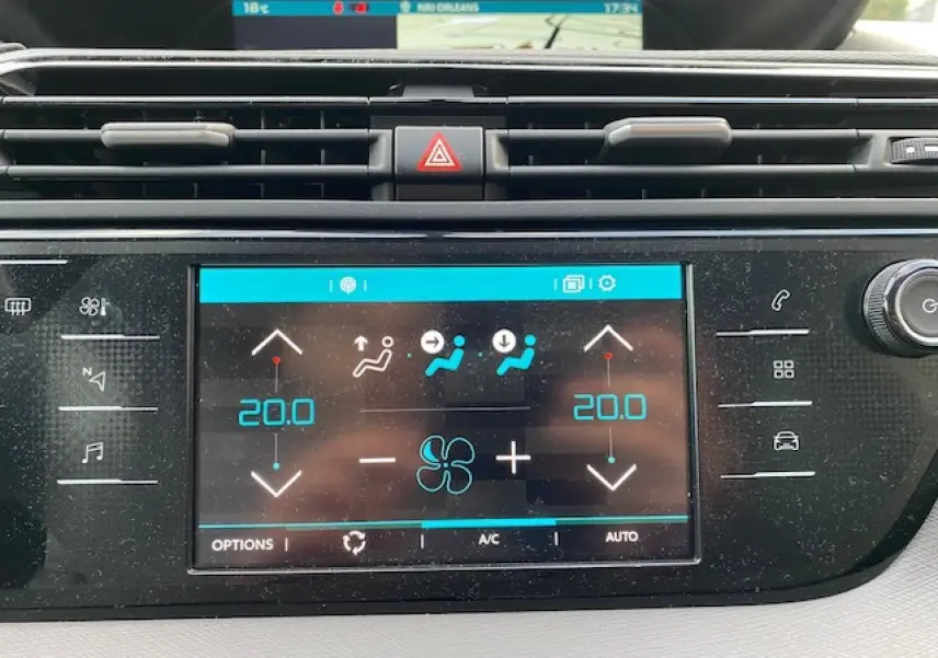 Écran tactile central de la climatisation bi-zone du Citroën C4 Spacetourer gris Artense, vue de face.