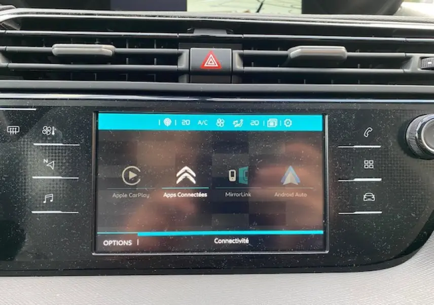 Écran tactile central du tableau de bord de la Citroën C4 Spacetourer 2019, affichant les options de connectivité.