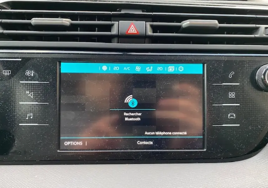 Écran tactile central du tableau de bord du Citroën C4 Spacetourer 2019 affichant la recherche Bluetooth.