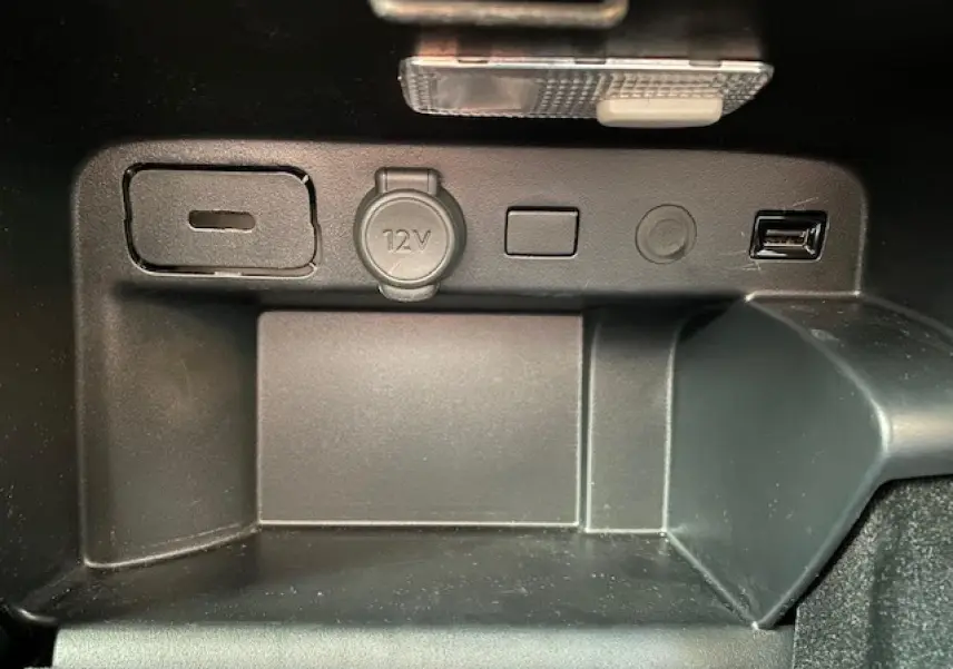 Prise 12V et port USB dans le rangement central du Citroën C4 Spacetourer gris Artense, version 2019.