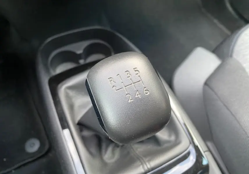 Le levier de vitesses manuel en gros plan à l'intérieur du Citroën C4 Spacetourer 2019, finition Feel.