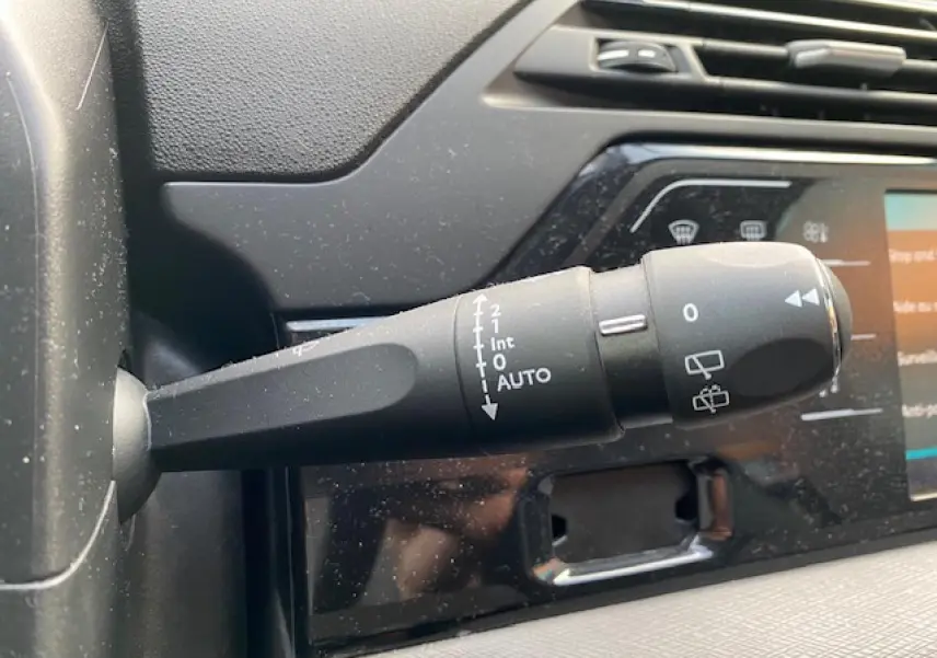 Gros plan sur la commande d'essuie-glace à gauche du volant dans l'habitacle du Citroën C4 Spacetourer gris Artense.