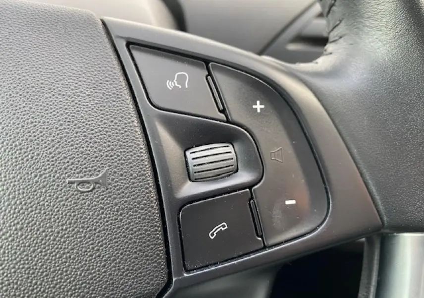 Gros plan sur les commandes audio et téléphone au volant du Citroën C4 Spacetourer gris Artense 2019.