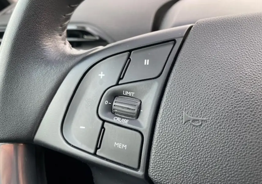 Gros plan sur les commandes de régulateur de vitesse au volant d'une Citroën C4 Spacetourer 2019.