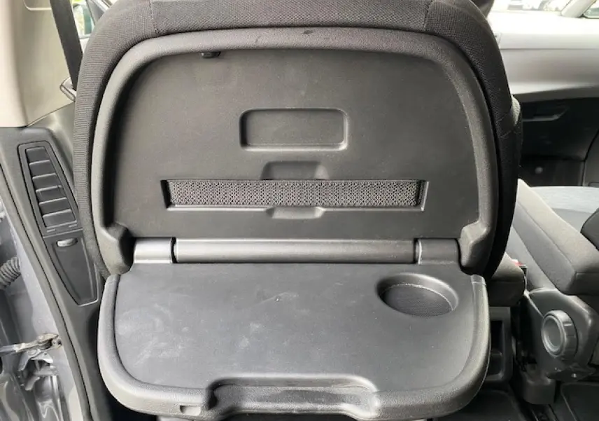 Tablette rabattable noire avec porte-gobelet intégrée au dos d'un siège arrière d'un Citroën C4 Spacetourer gris Artense.