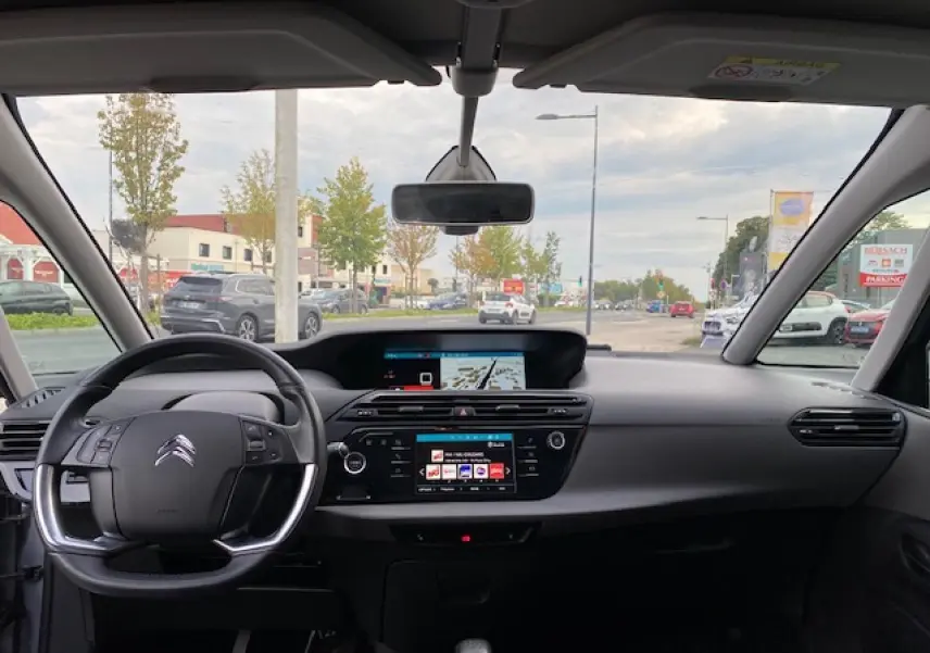 Vue intérieure frontale du tableau de bord gris de la Citroën C4 Spacetourer avec écran tactile et volant multifonction.