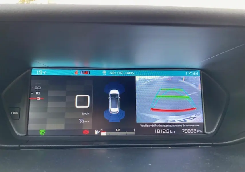 Tableau de bord numérique de Citroën C4 Spacetourer 2019 affichant caméra de recul et informations de conduite.