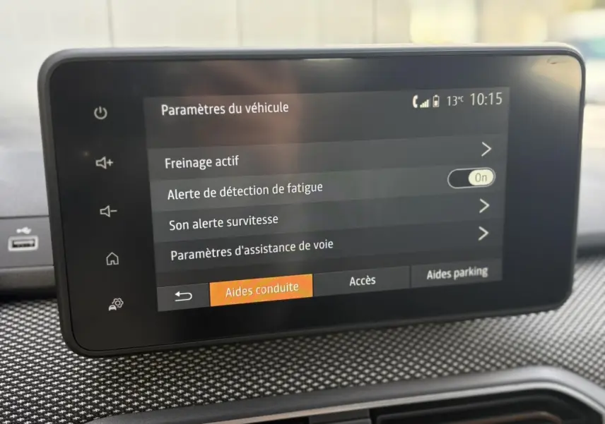 Écran tactile central du tableau de bord de la Dacia Sandero Stepway 2025 affichant les paramètres d'aide à la conduite.