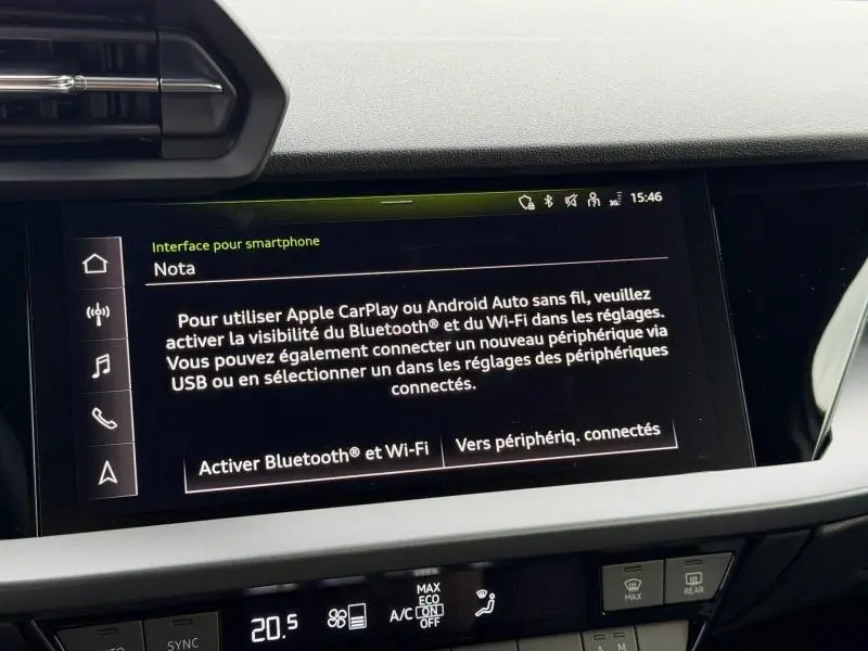 Écran tactile central affichant les instructions Apple CarPlay dans l’habitacle noir de l’Audi A3 Sportback 2024.