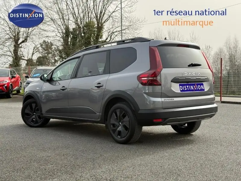 Vue 3/4 arrière droite du Dacia Jogger 2025 gris schiste métallisé avec jantes noires et toit noir.