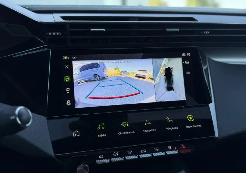 Vue intérieure sur l'écran tactile central affichant la caméra 360° du Peugeot 408 Hybrid blanc Okenite.