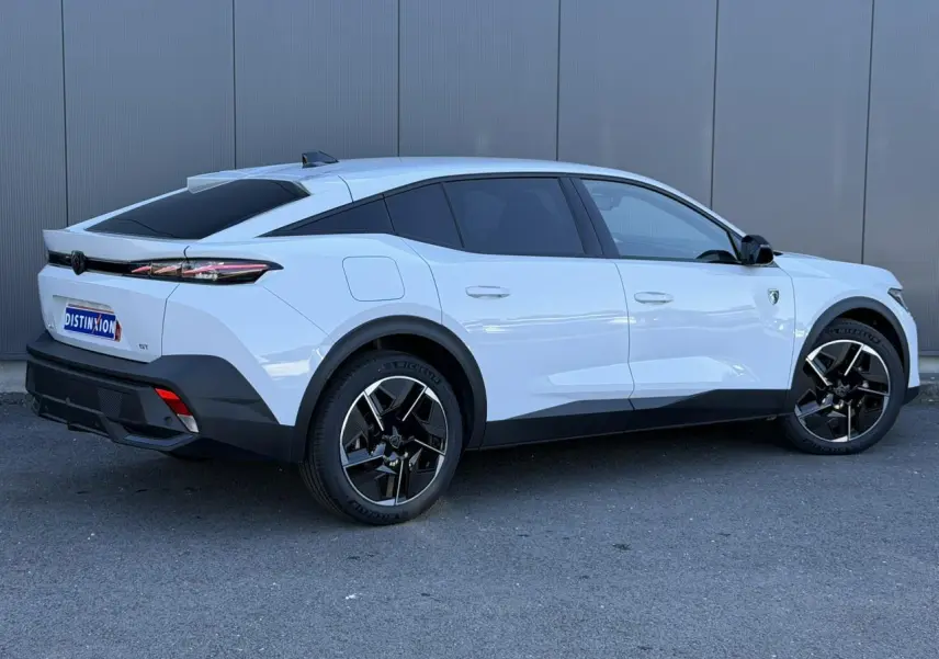 Vue latérale droite du Peugeot 408 Hybrid blanc Okenite avec jantes alliage noires et toit noir contrasté.