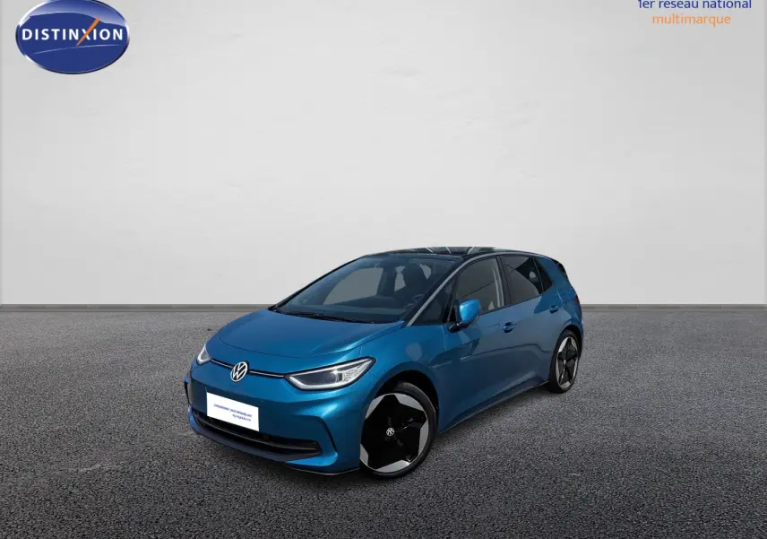 Volkswagen ID.3 204 ch Pro S bleu métallisé en 3/4 avant avec toit noir et jantes bicolores 20 pouces.