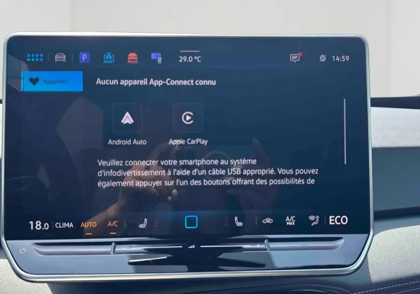 Vue intérieure centrée sur l'écran tactile 12,9 pouces du Volkswagen ID.3 2025 avec interface App-Connect inactive.