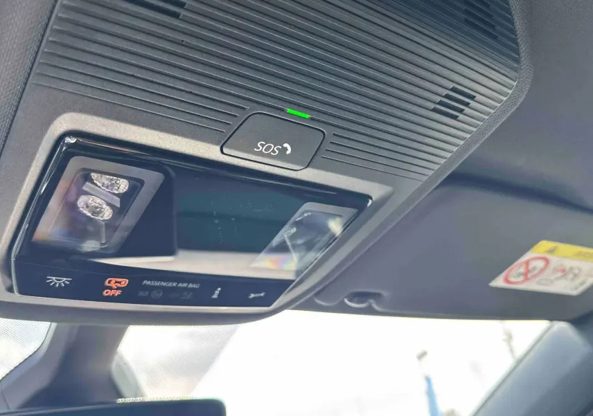 Plafonnier intérieur avec bouton SOS et indicateur airbag passager désactivé dans un Volkswagen ID.3 bleu.