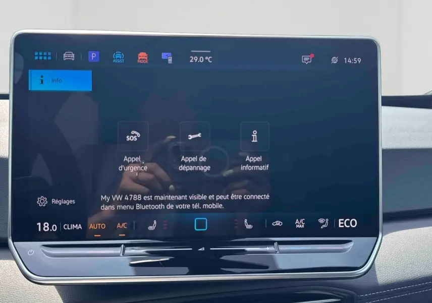 Écran tactile central de 12,9 pouces du Volkswagen ID.3 2025 affichant les options d'appel d'urgence et climatisation.