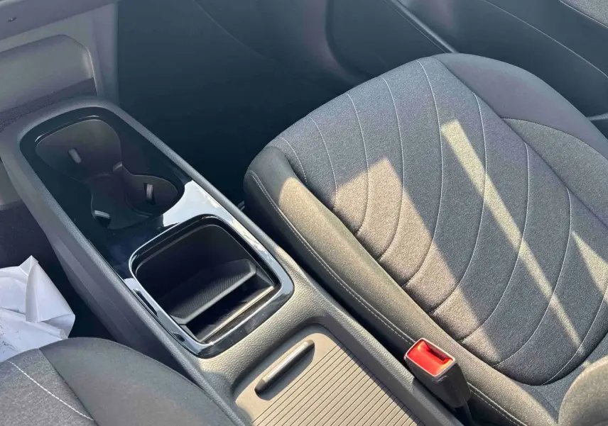 Vue rapprochée de la console centrale et du siège avant droit gris foncé du Volkswagen ID.3 2025.