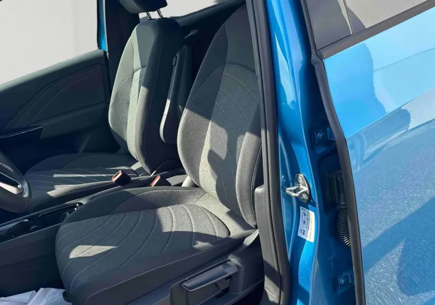 Vue intérieure côté conducteur du Volkswagen ID.3 204 ch Pro S 77 kWh bleu, avec sièges avant en tissu gris.