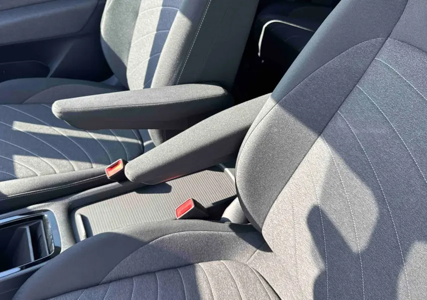 Vue rapprochée des sièges avant gris avec accoudoirs centraux du Volkswagen ID.3 2025.