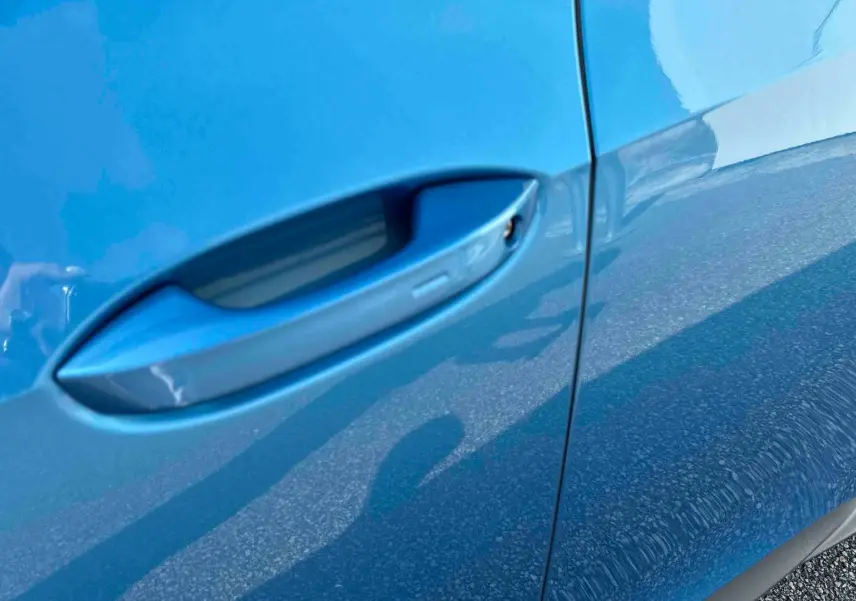 Poignée de porte côté gauche en gros plan sur Volkswagen ID.3 204 ch Pro S bleu métallisé.