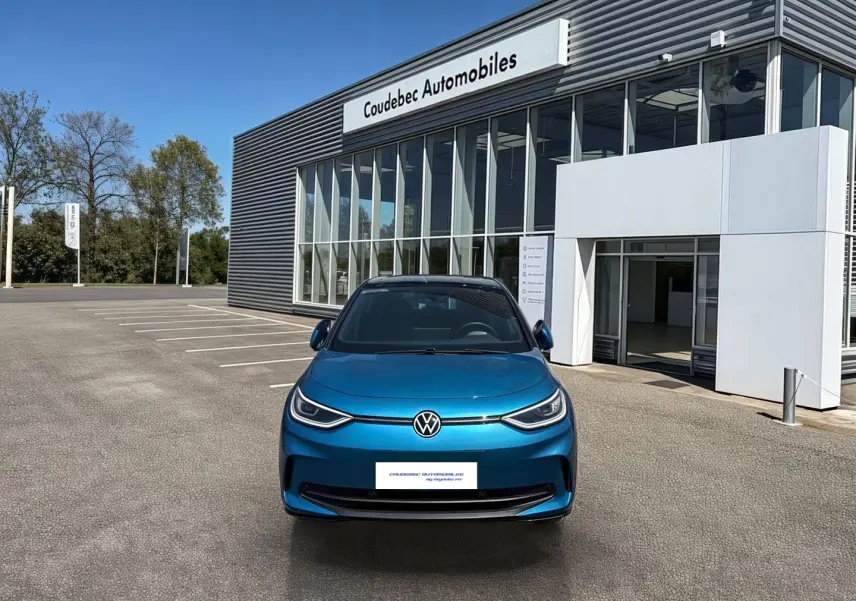 Vue avant d'une Volkswagen ID.3 204 ch Pro S 77 kWh bleu métallisé avec toit noir, devant un concessionnaire.