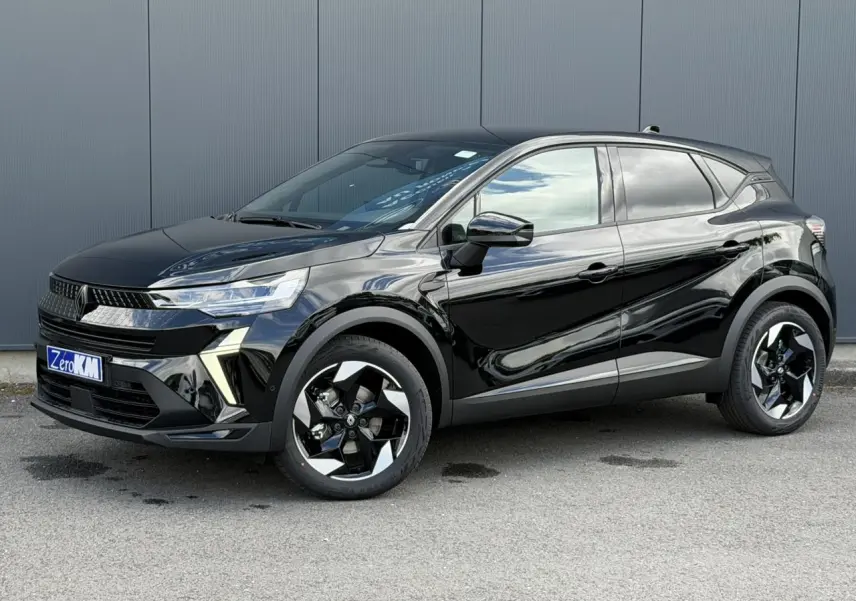 Renault Captur 2026 noir étoilé en 3/4 avant droit, avec jantes aluminium 18" Black Hole et vitres surteintées.