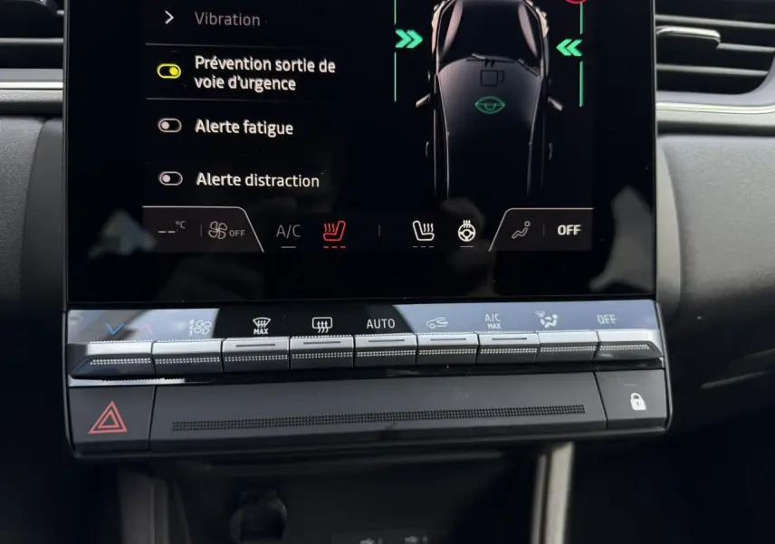 Détail du tableau de bord du Renault Captur 2026, écran tactile avec options de sécurité et commandes climatisation.