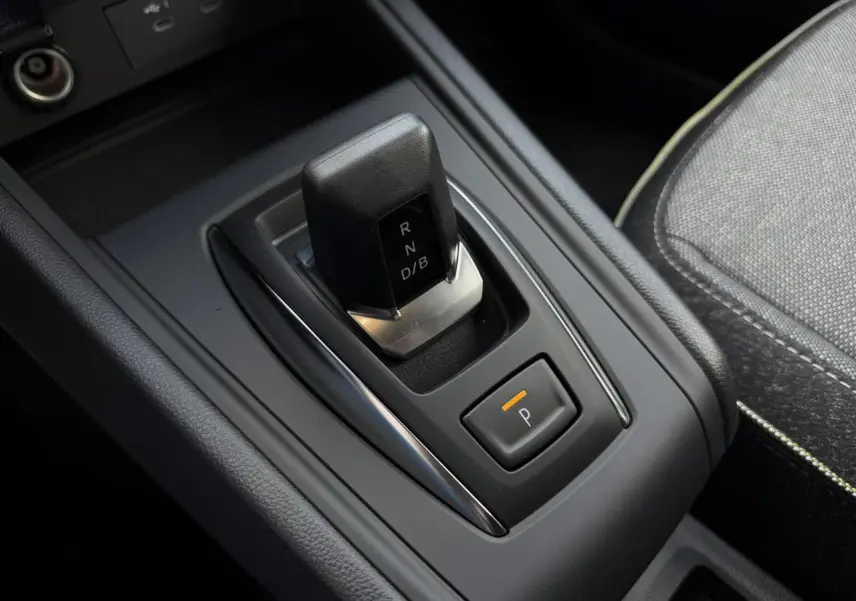 Gros plan sur la console centrale noire du Renault Captur 2026 avec levier de vitesses automatique et bouton de parking.