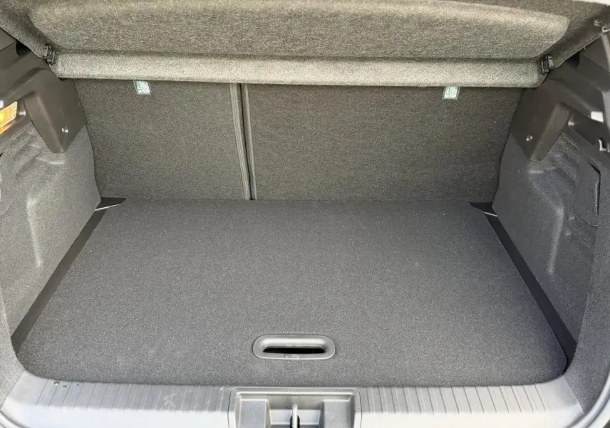 Vue intérieure du coffre du Renault Captur 2026 noir étoile, montrant l'espace de rangement avec plancher plat.