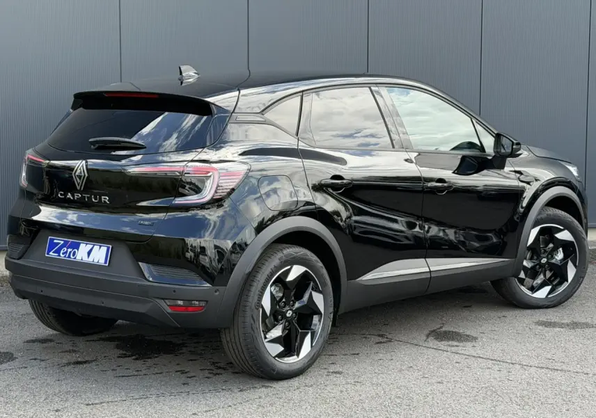 Renault Captur noir étoilé en 3/4 arrière droit, avec jantes aluminium 18 pouces Black Hole et vitres surteintées.