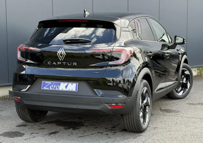 Vue 3/4 arrière droite du Renault Captur noir étoilé 2026 avec feux LED et jantes aluminium noires.